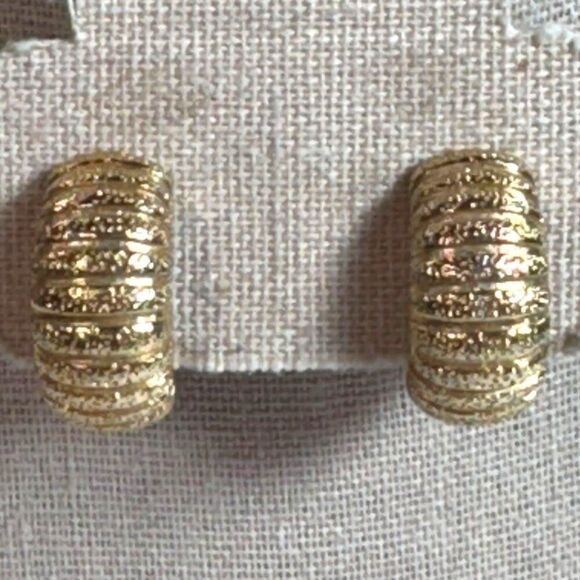 Vintage Sarah Coventry Gold Tone Half Hoop Clip On Earrings 3/4" Huggie Textured - Picture 1 of 6